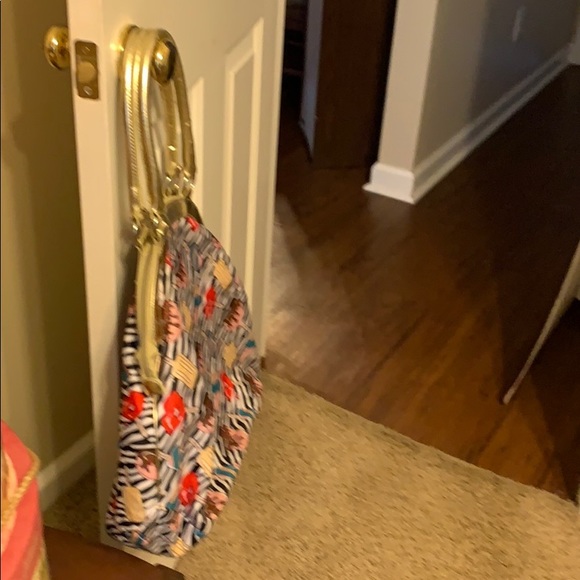 BETSEYVILLE  HOBO PURSE CUTE AS  IT CAN BE. - Picture 3 of 7